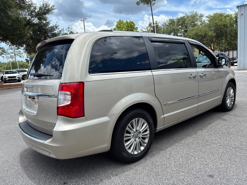 Used 2014 Chrysler Town & Country Limited FWD image 28
