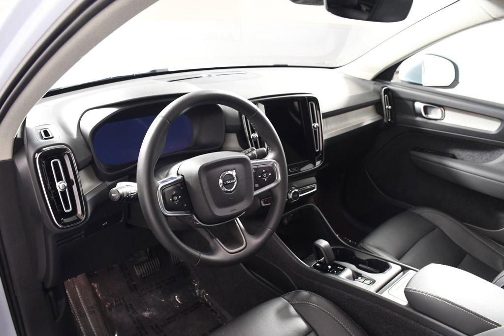 Used 2025 Volvo XC40 B5 Core image 12