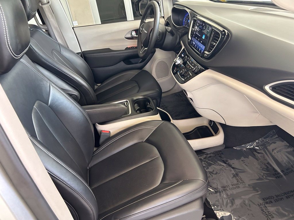 Used 2024 Chrysler Pacifica Touring-L FWD image 24