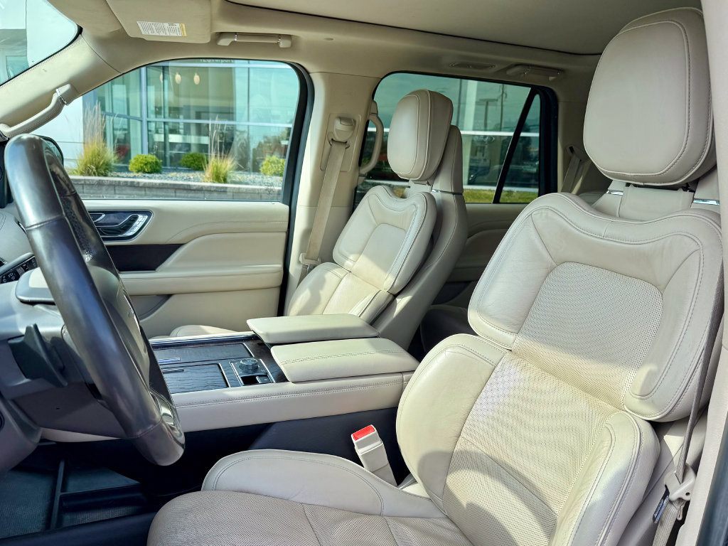 Used 2018 Lincoln Navigator Reserve w/ Technology Package AWD/4WD image 10