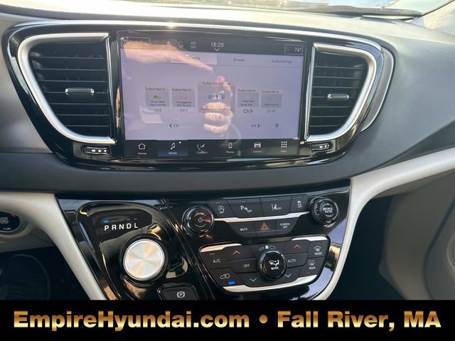 Used 2023 Chrysler Pacifica Touring-L image 22