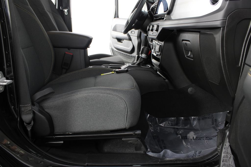Used 2025 Jeep Wrangler Unlimited Sahara AWD/4WD image 19