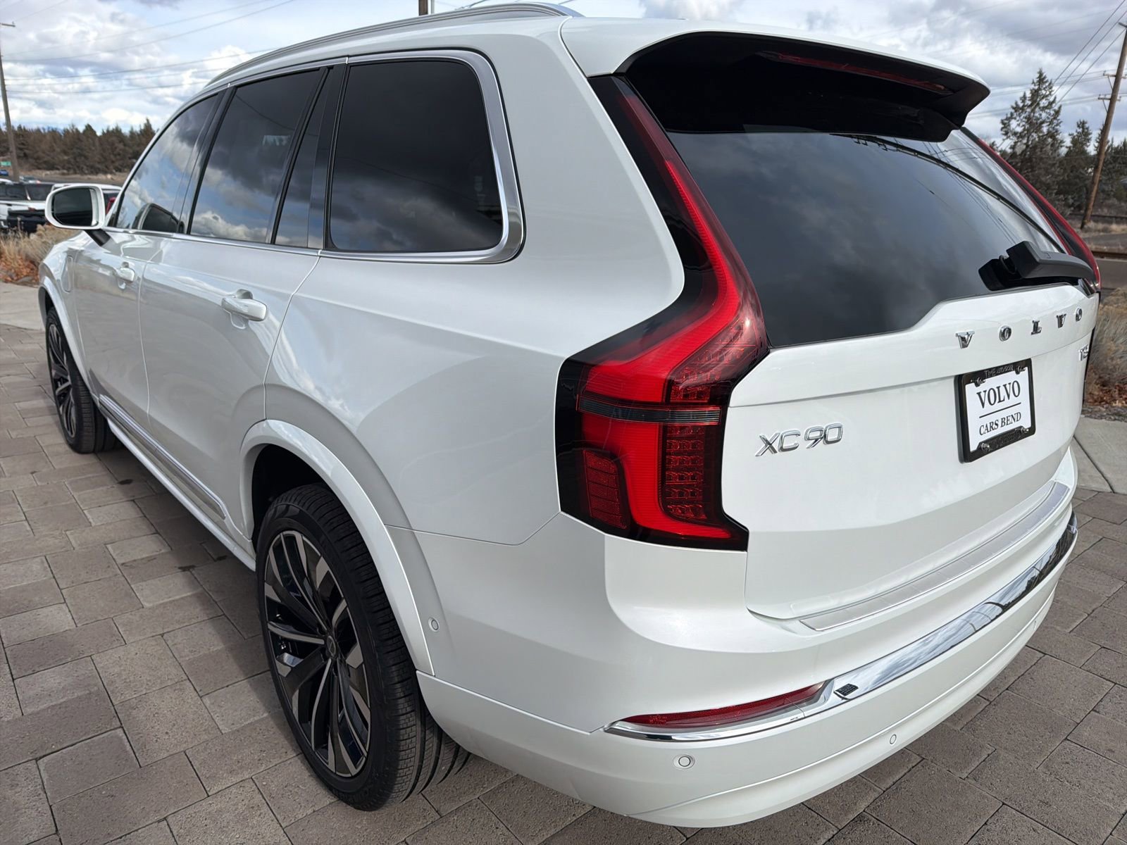 Used 2025 Volvo XC90 T8 Ultra w/ Protection Package Premier image 5