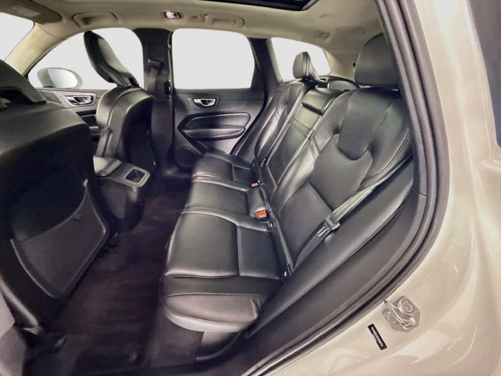 Used 2021 Volvo XC60 T5 Momentum w/ Protection Package Premier FWD image 21