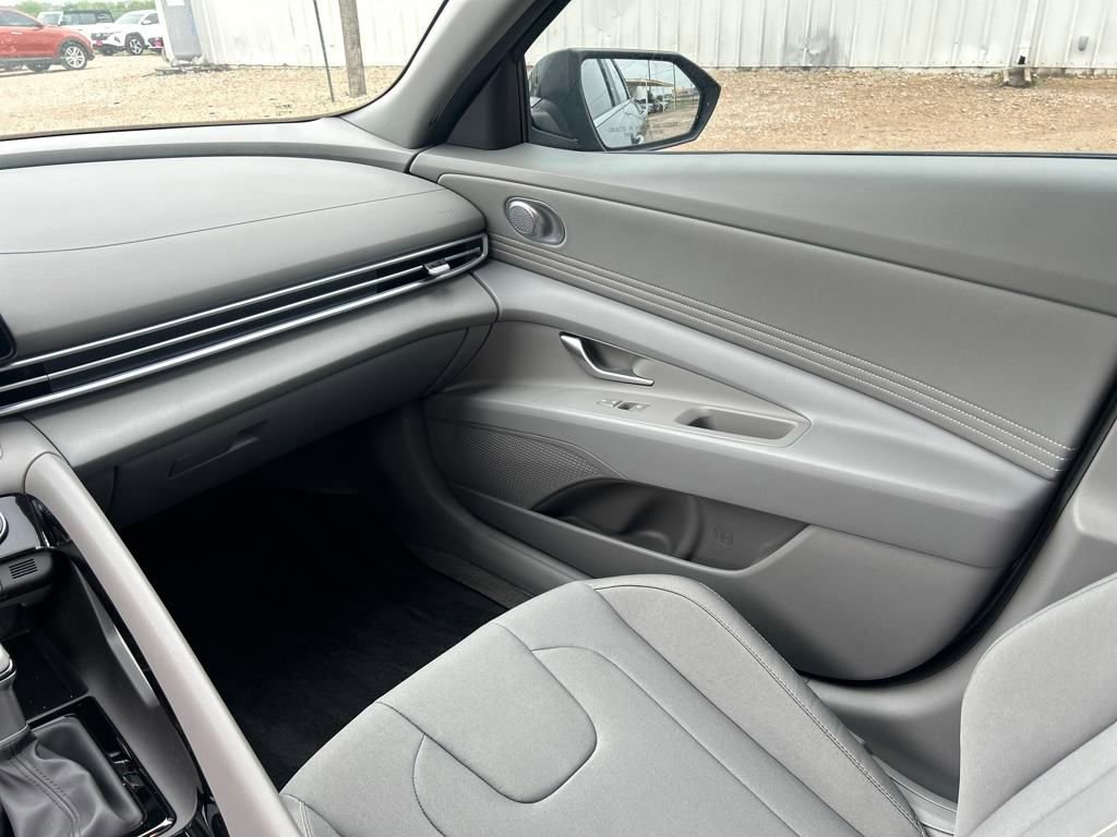 Used 2025 Hyundai Elantra SEL image 14