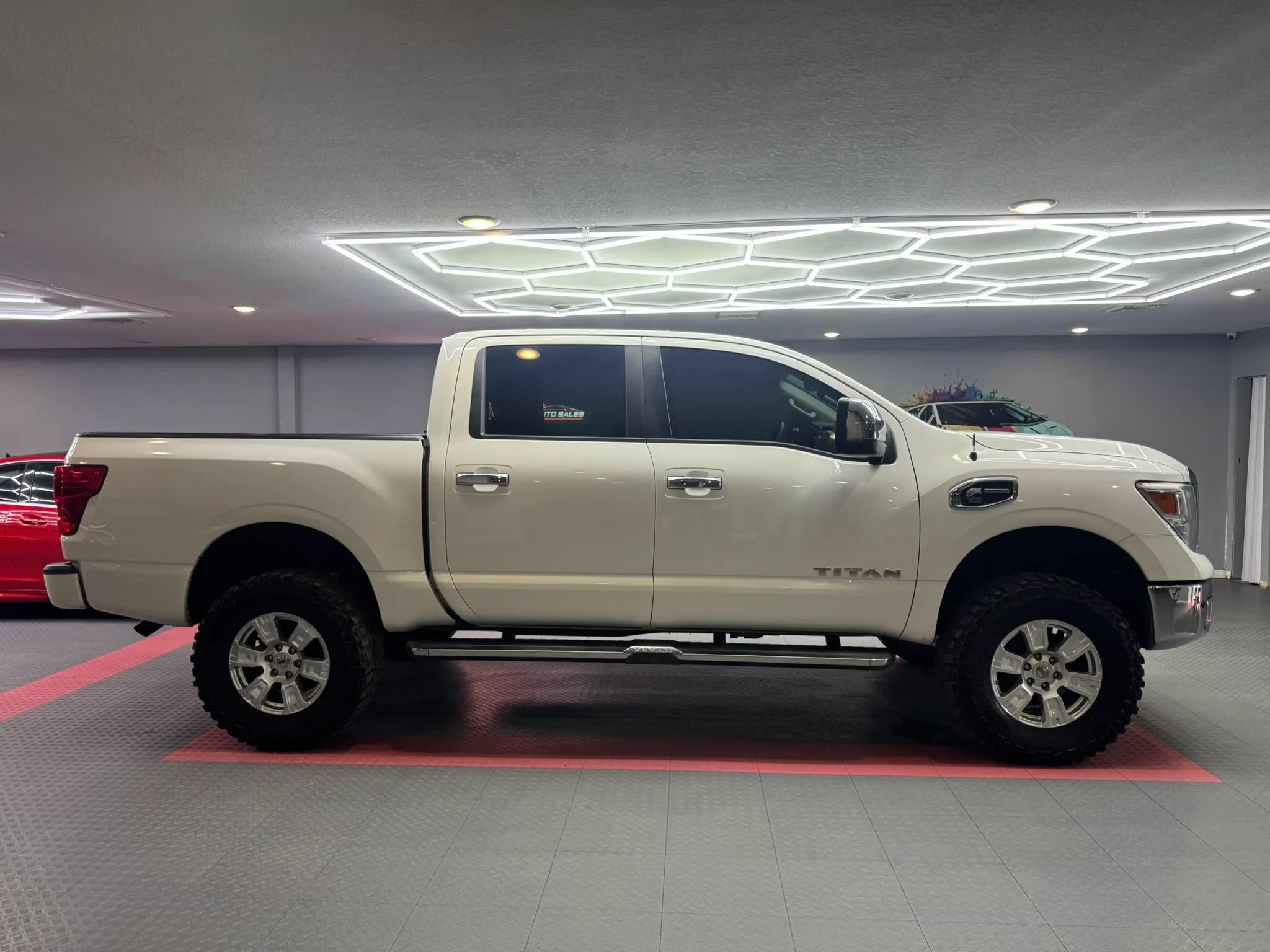 Used 2017 Nissan Titan SV RWD image 9