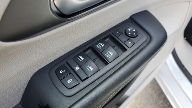 Certified 2024 Chrysler Pacifica Touring-L image 7