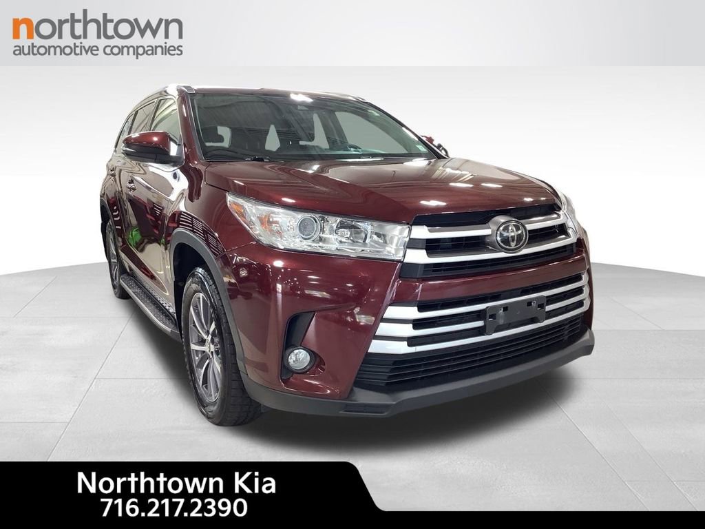 Used 2017 Toyota Highlander XLE image 1