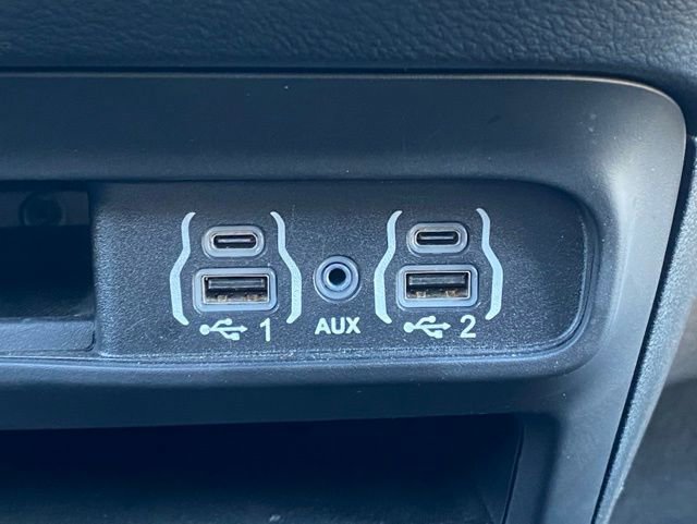 Used 2025 Chrysler Pacifica Select image 30