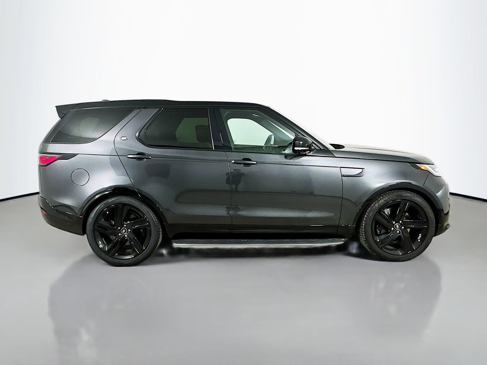 Used 2025 Land Rover Discovery Dynamic SE AWD/4WD image 4