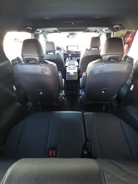 New 2025 Toyota Sienna Platinum image 8