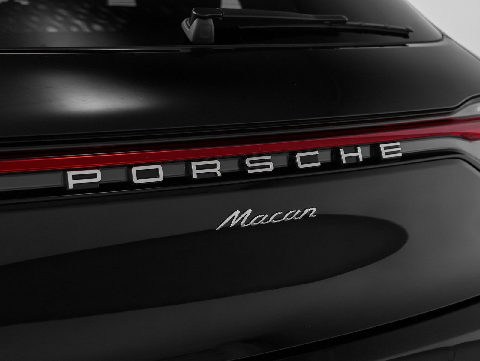Certified 2025 Porsche Macan image 18