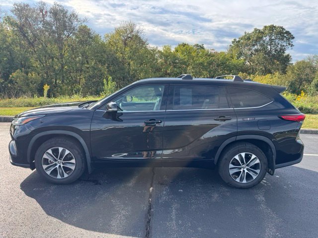 Used 2021 Toyota Highlander XLE AWD/4WD image 6