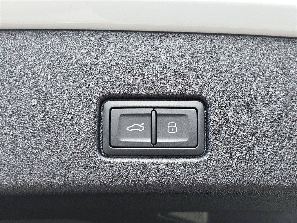 Used 2024 Audi Q4 e-tron Prestige image 17