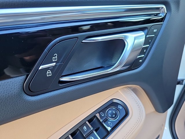 Used 2025 Porsche Macan image 28