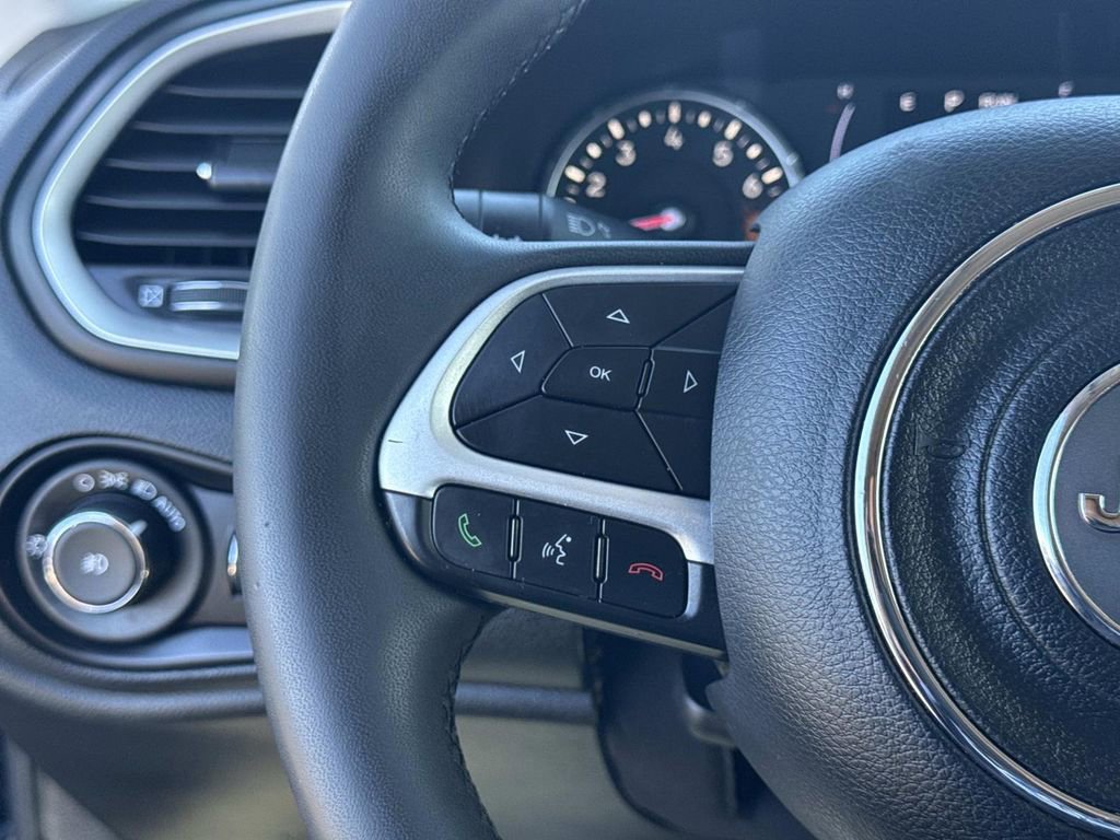 Used 2018 Jeep Renegade Latitude w/ Popular Equipment Group image 32