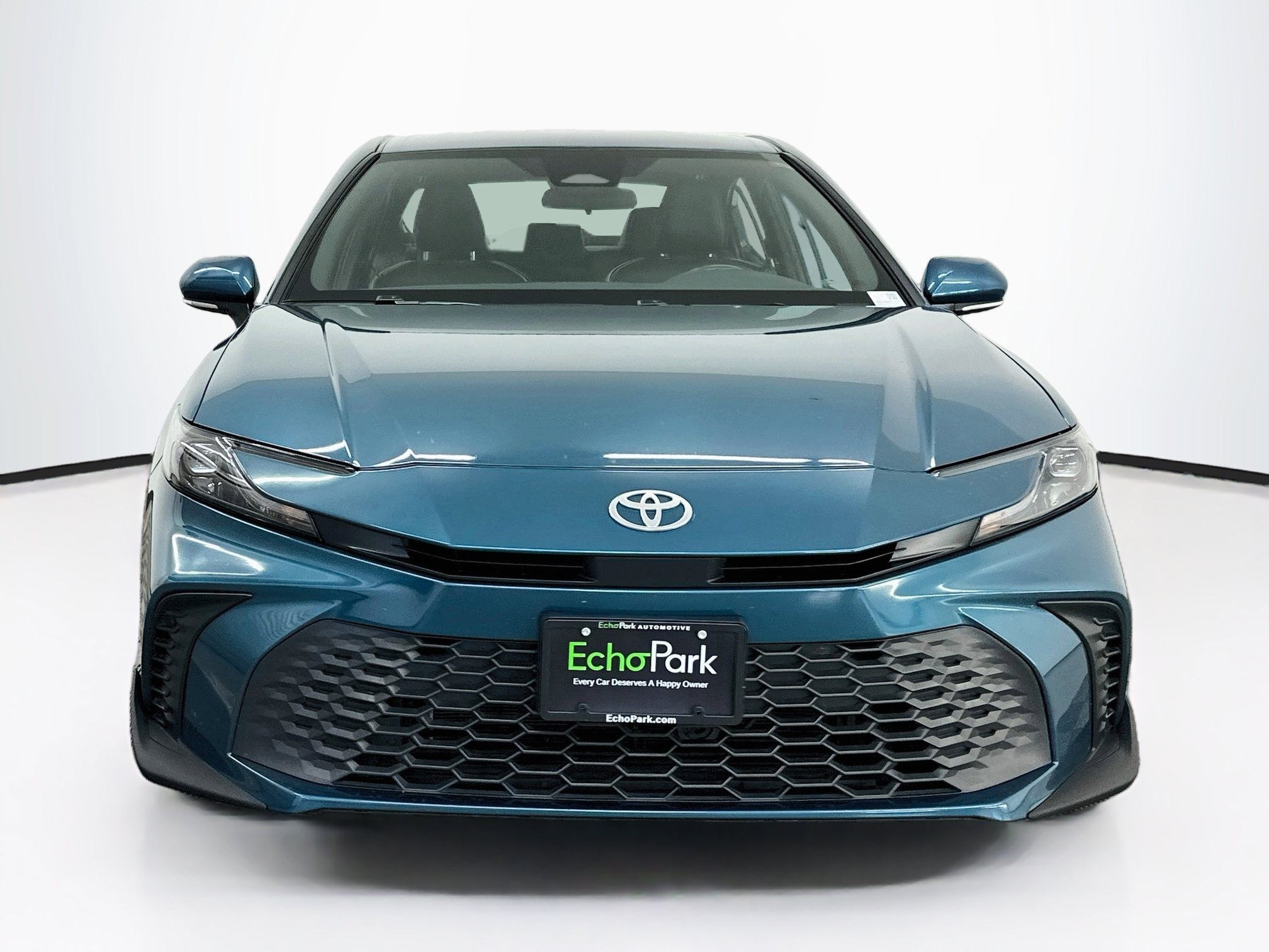 Used 2025 Toyota Camry SE FWD image 2