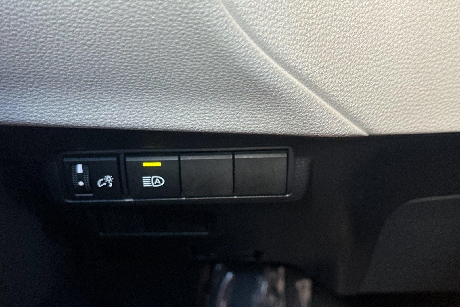 Used 2025 Toyota Corolla Cross L FWD image 30