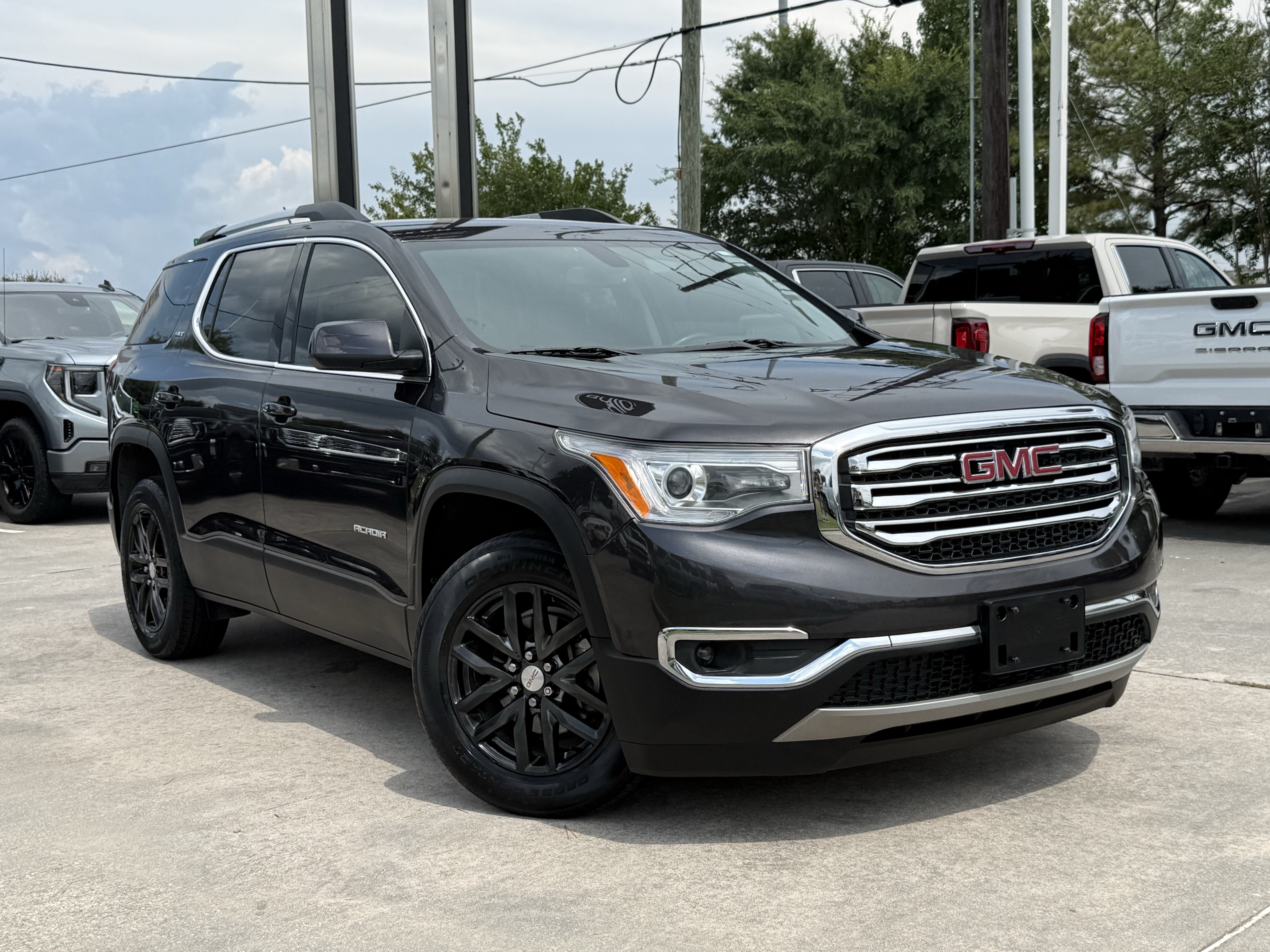 Used 2019 GMC Acadia SLT w/ LPO, Floor Liner Package FWD image 2