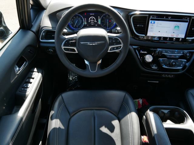 Used 2025 Chrysler Pacifica Select image 12