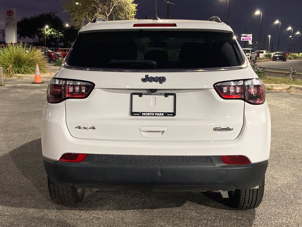 Used 2025 Jeep Compass Latitude w/ Sun & Sound Group AWD/4WD image 6