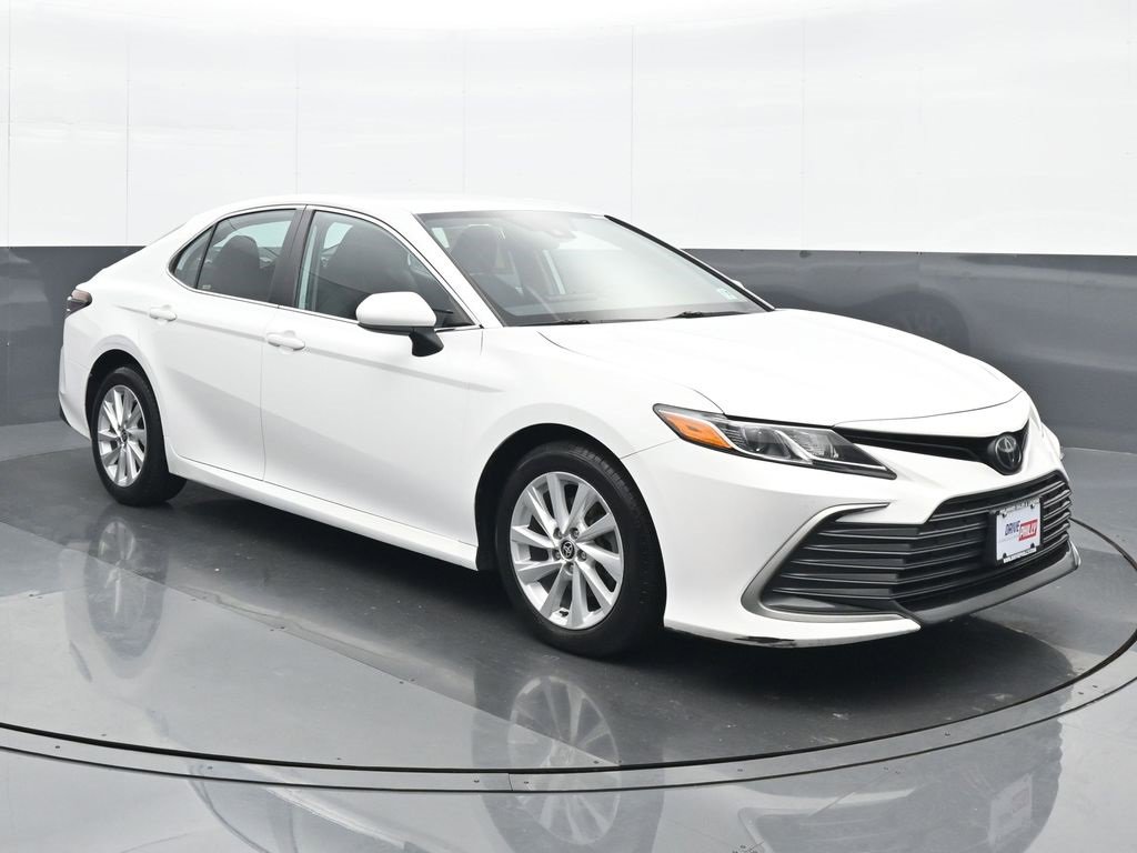 Used 2022 Toyota Camry LE image 9