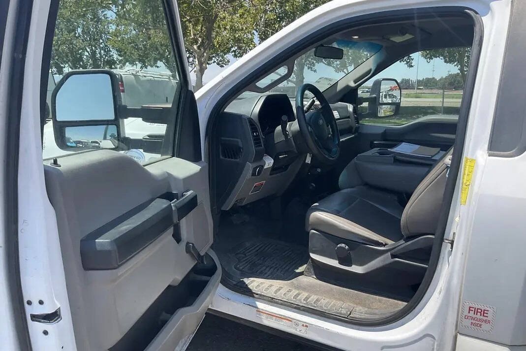 Used 2018 Ford F550 4x4 Regular Cab Super Duty image 5