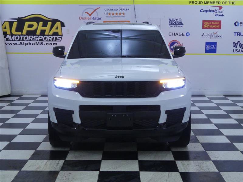 Used 2023 Jeep Grand Cherokee L Laredo image 2