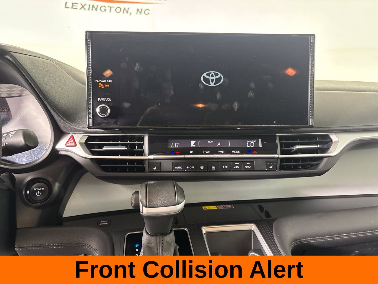 Used 2025 Toyota Sienna XLE FWD image 18
