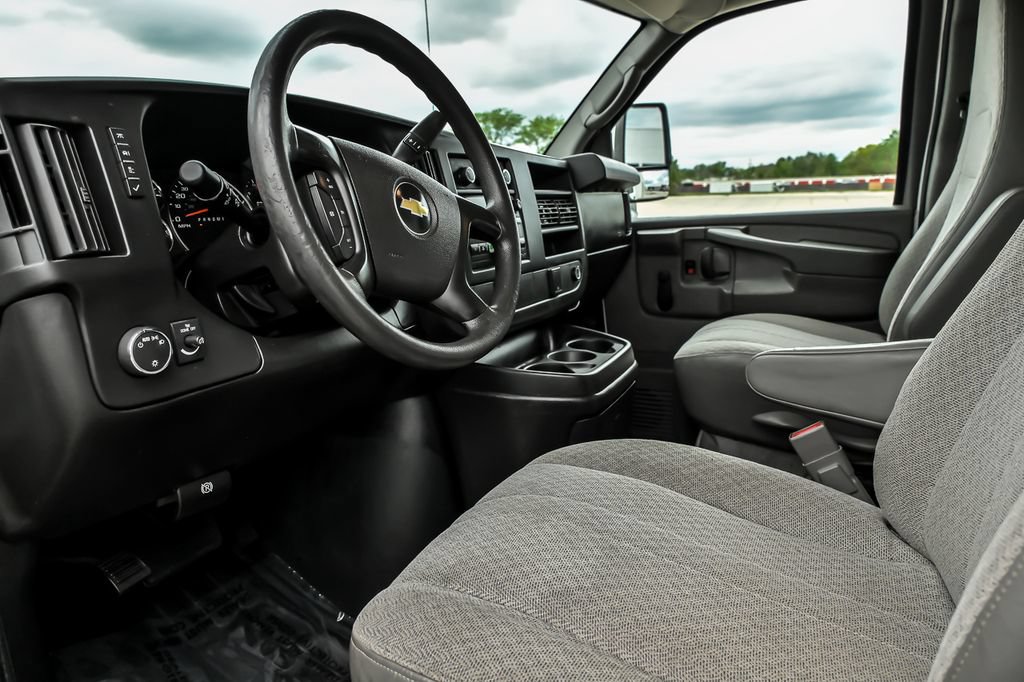 Used 2015 Chevrolet Express 4500 RWD image 13