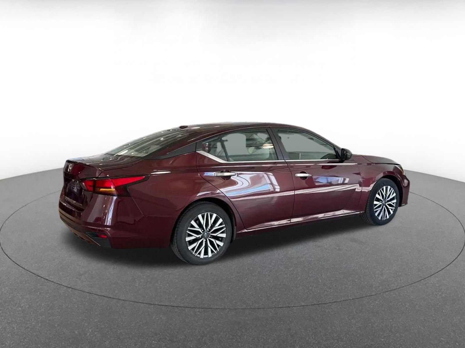 Used 2025 Nissan Altima 2.5 SV image 15
