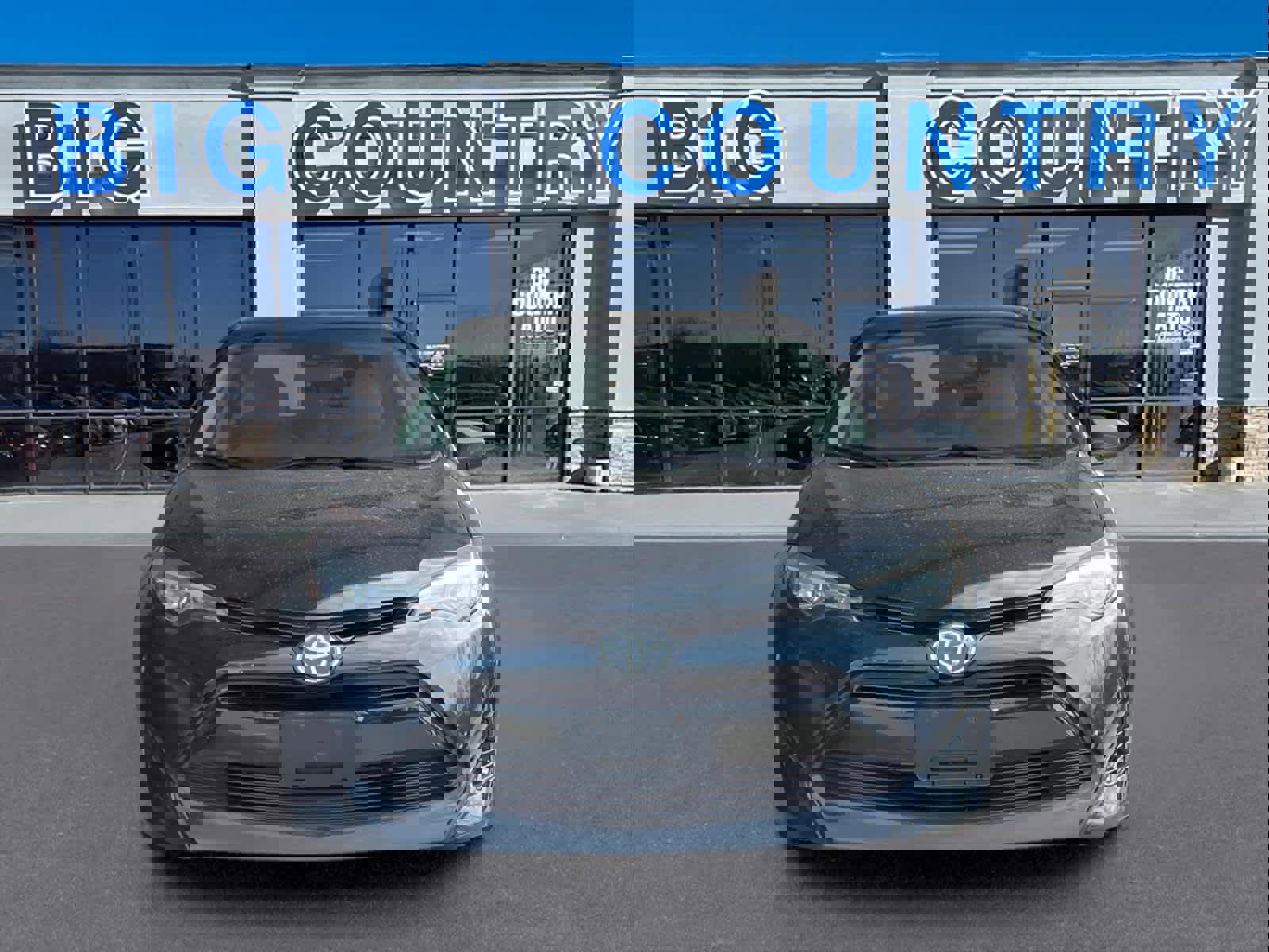 Used 2018 Toyota Corolla LE image 2