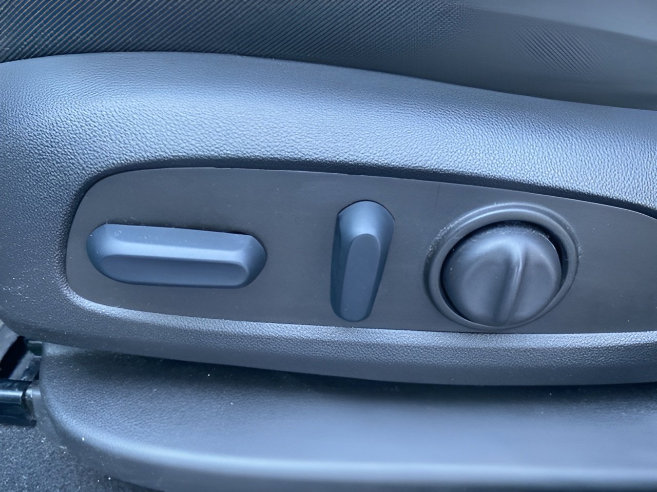 Used 2023 GMC Acadia SLE w/ Driver Convenience Package image 9