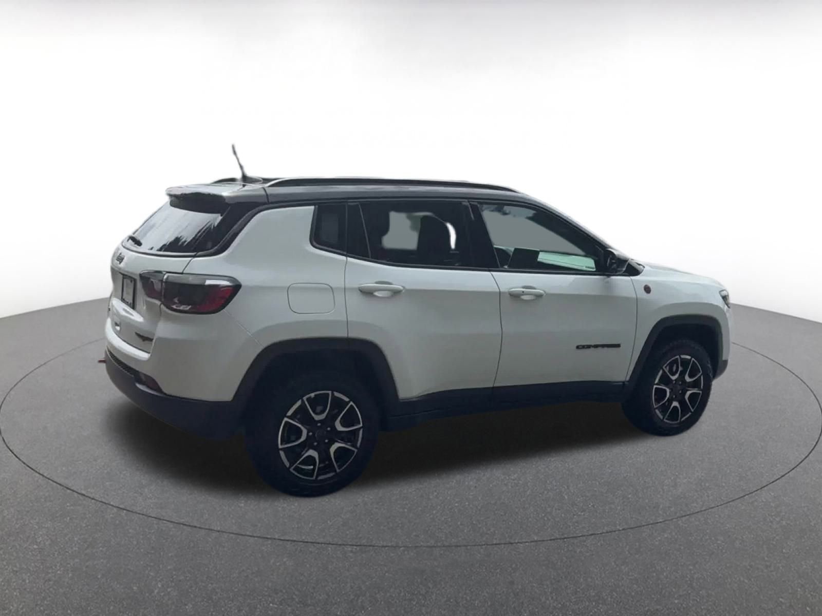 Used 2025 Jeep Compass Trailhawk image 15