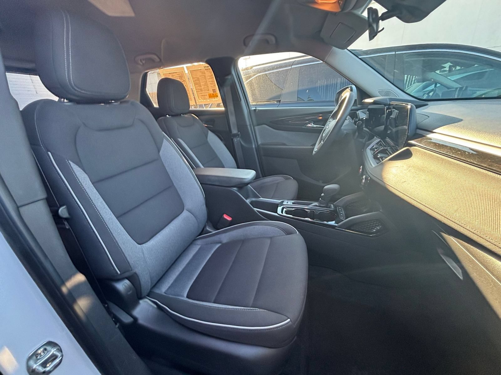 Used 2025 Chevrolet TrailBlazer LT AWD/4WD image 34