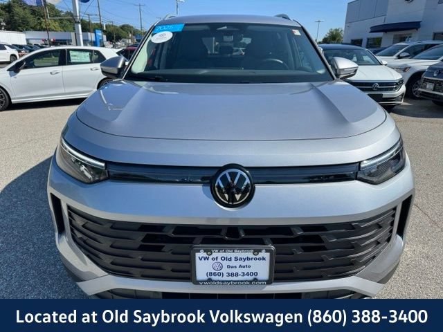 Used 2025 Volkswagen Tiguan SE AWD/4WD image 2