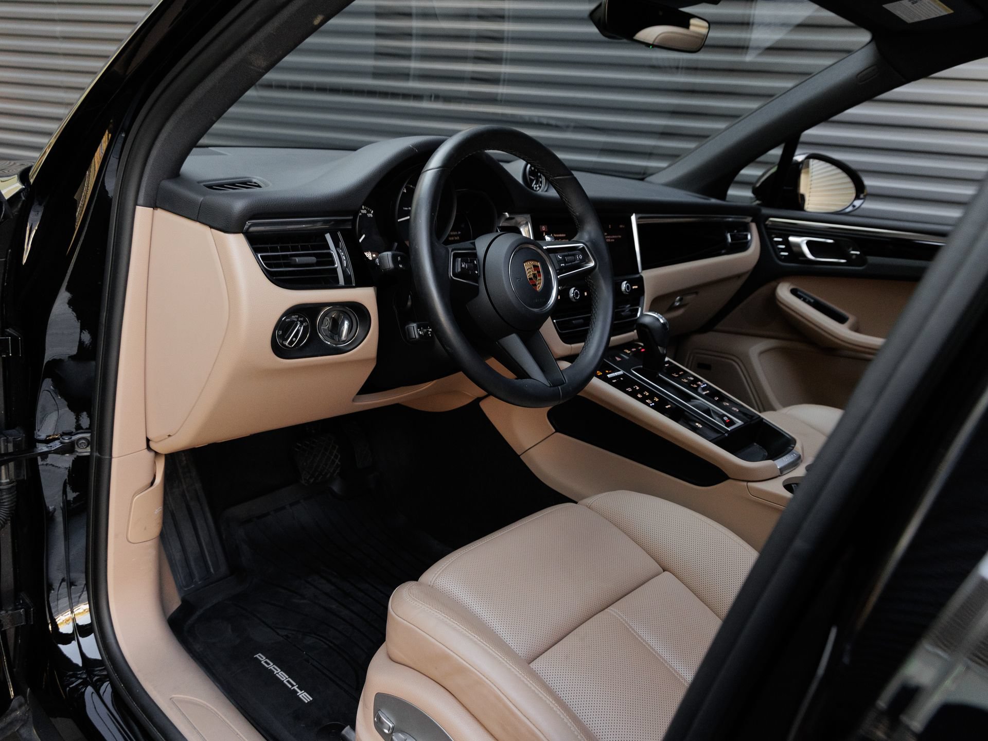 Certified 2026 Porsche Macan AWD/4WD image 4