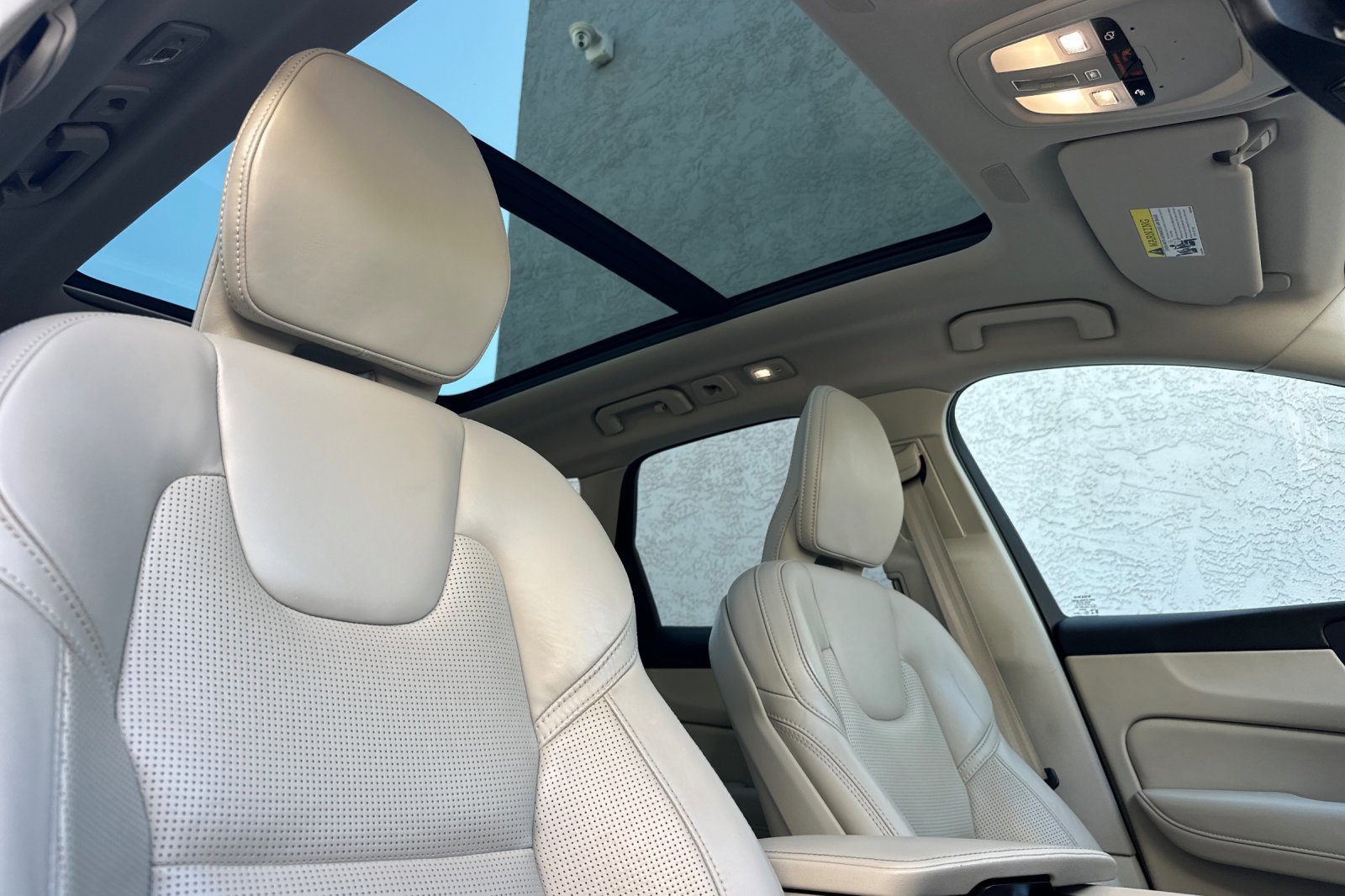 Certified 2023 Volvo XC60 B5 Ultimate w/ Protection Package Premier image 18