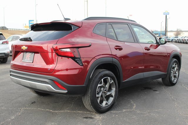 Used 2025 Chevrolet Trax LT w/ LT Convenience Package image 8