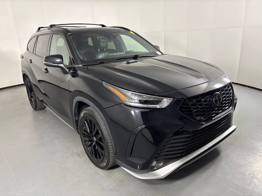 Used 2023 Toyota Highlander XSE FWD image 2