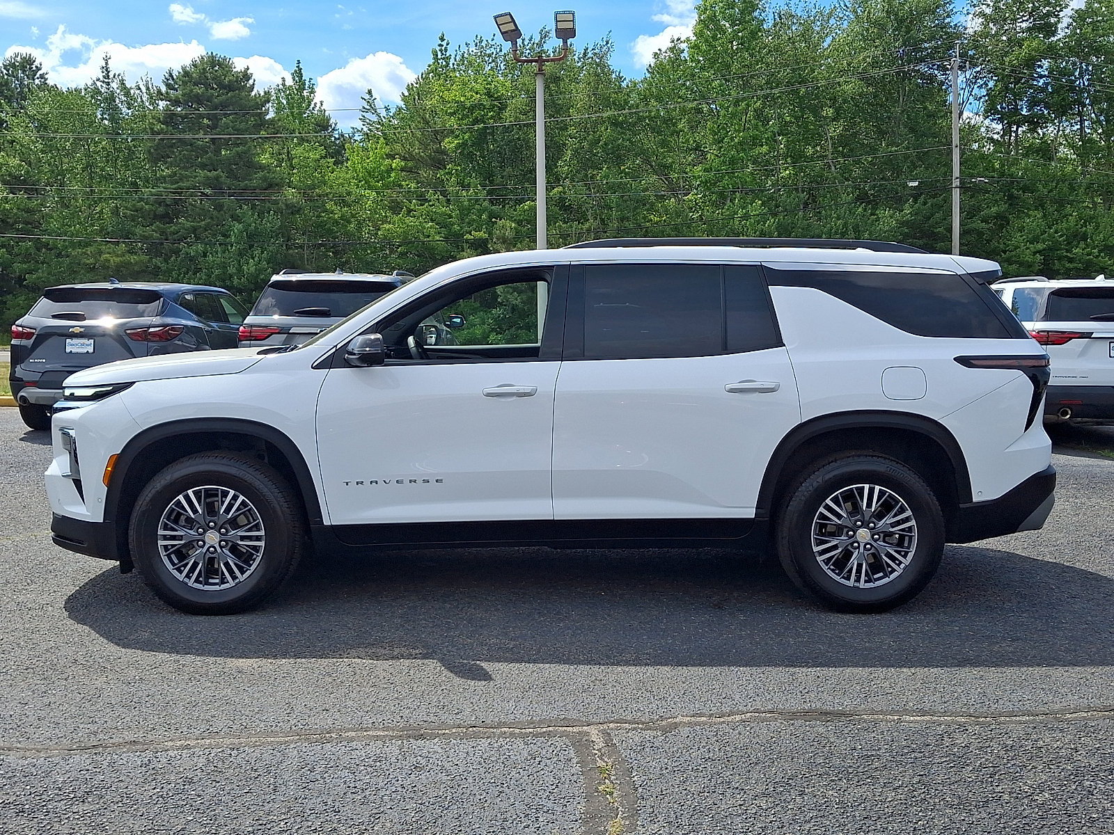 Used 2025 Chevrolet Traverse LT w/ Enhanced Driving Package FWD image 4
