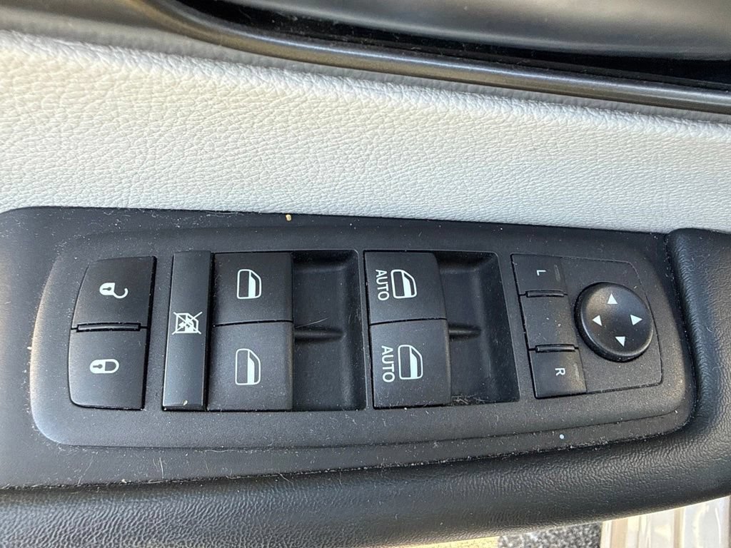Used 2021 Chrysler Pacifica Touring w/ Uconnect Theater Family Group FWD image 16