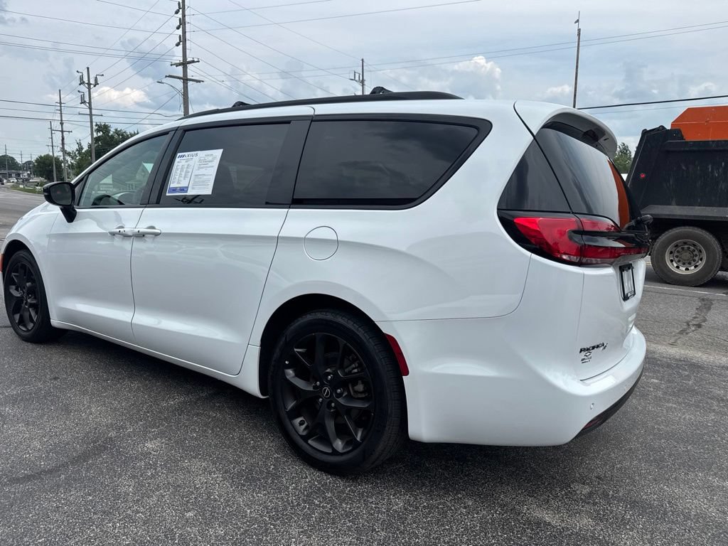 Used 2025 Chrysler Pacifica Limited FWD image 5