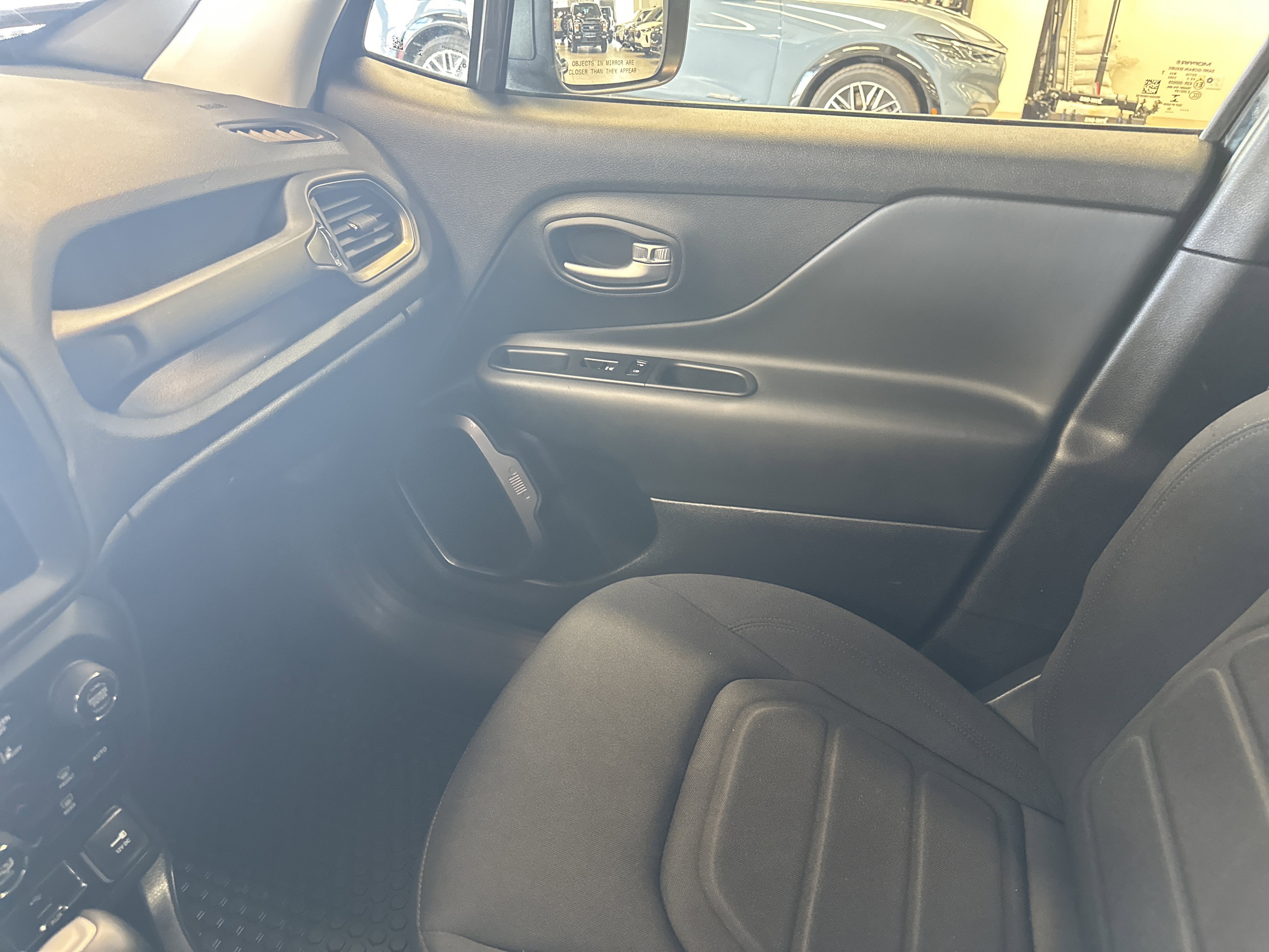 Used 2022 Jeep Renegade Latitude w/ Convenience Group image 24