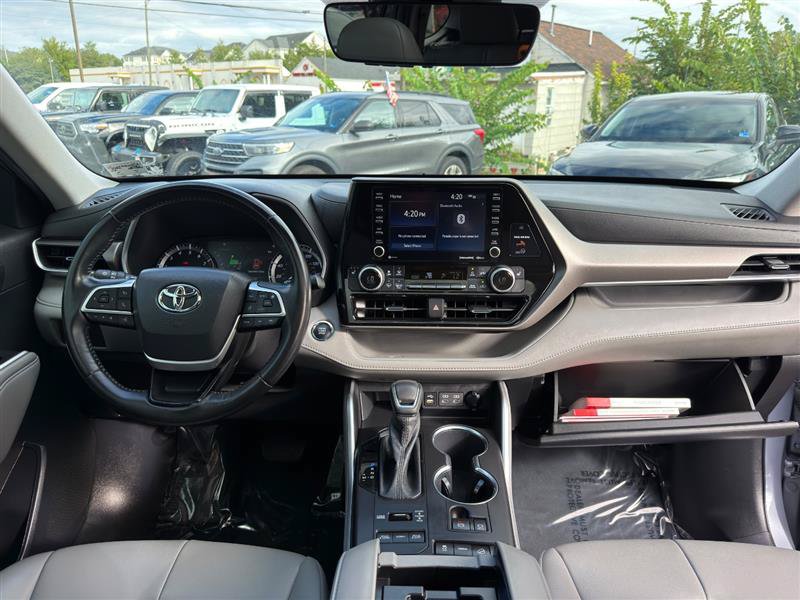 Used 2022 Toyota Highlander XLE AWD/4WD image 31