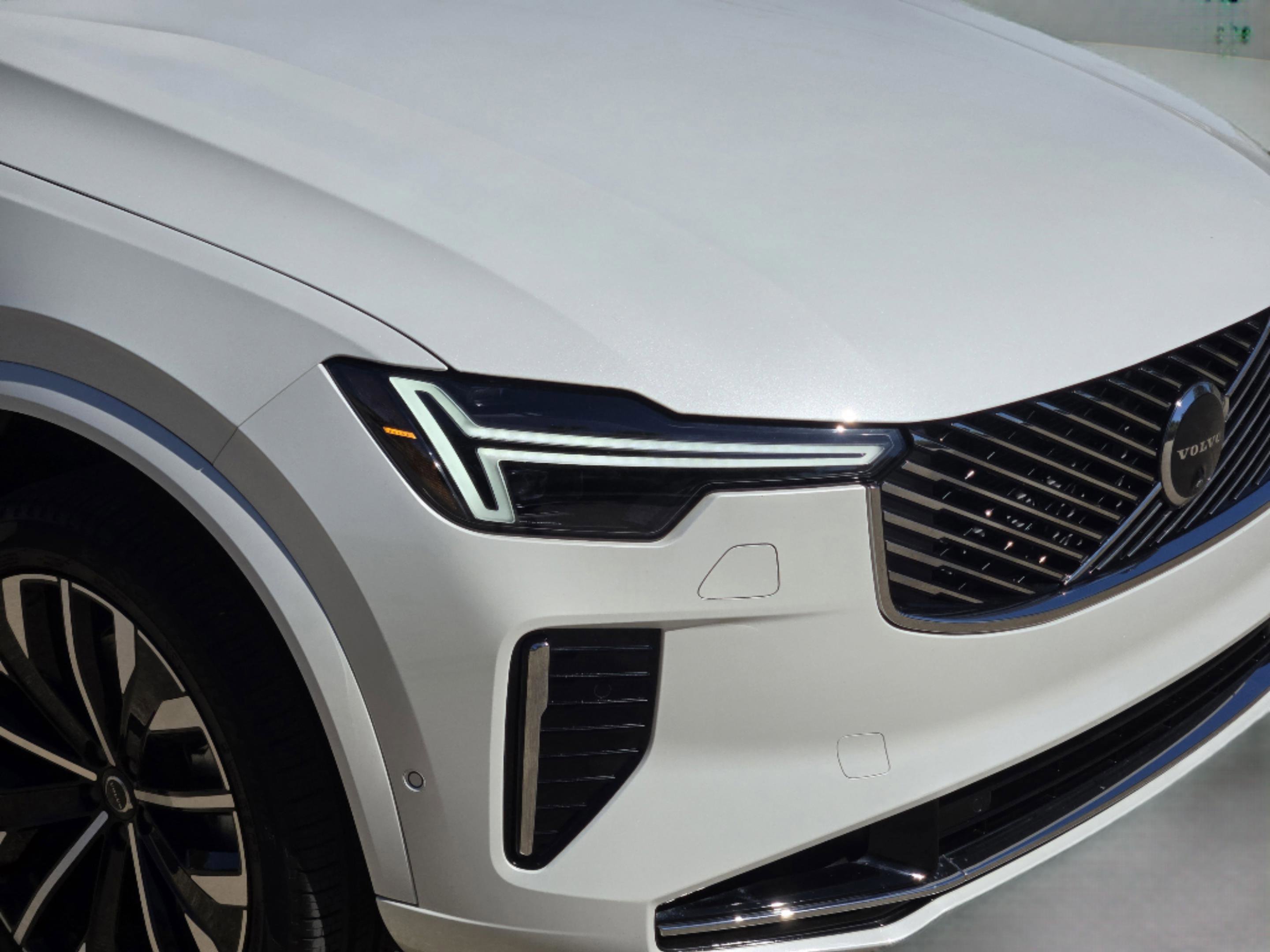 Certified 2025 Volvo XC90 T8 Plus w/ Protection Package Premier image 43