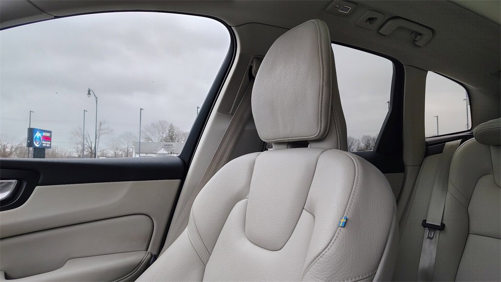 Certified 2023 Volvo XC60 B5 Plus w/ Climate Package image 23