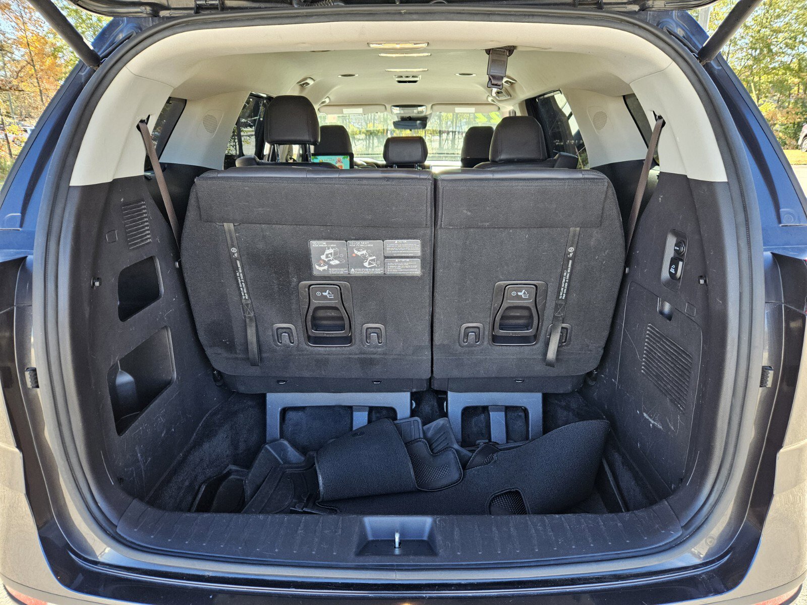 Used 2022 Kia Carnival SX image 14