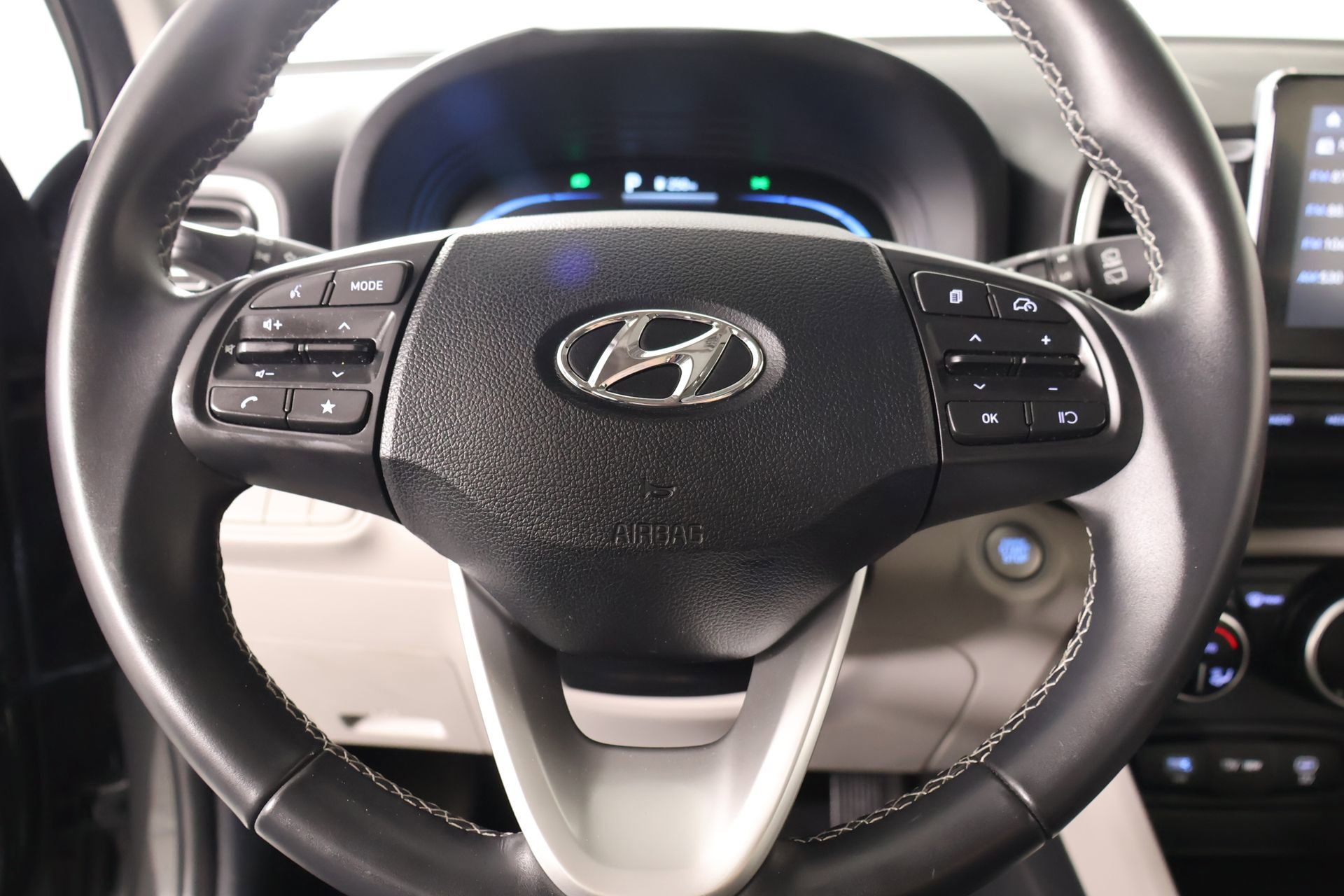 Used 2025 Hyundai Venue SEL FWD image 3