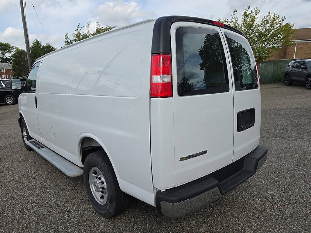 Used 2025 Chevrolet Express 2500 w/ Driver Convenience Package RWD image 11